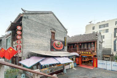 Guangxi Çin, 25 Novembe 2024: Nannings tarihi bölgesinde üç sokak ve iki ara sokak manzarası.