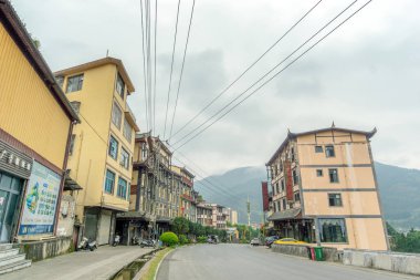 Pingbian, Yunnan, Çin, 7 Novembe 2024: İlçenin sokak manzarası, Yunnan Eyaleti 'ndeki tek Miao özerk ilçesi.