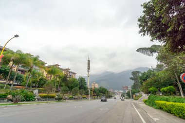 Pingbian, Yunnan, Çin, 7 Novembe 2024: İlçenin sokak manzarası, Yunnan Eyaleti 'ndeki tek Miao özerk ilçesi.