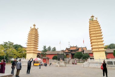 Kunming Çin, 23 Ekim 2024: Miaozhan Tapınağı 'nın ikiz kuleleri ilk olarak 1327 yılında inşa edildi..