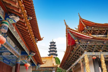 Baohua Budist Tapınağı Gejiu, Yunnan, Çin 'deki Laoyin Dağı' nda bulunmaktadır..
