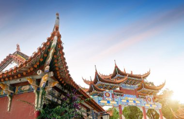 Sanatsal kemer yolu, Çin klasik mimari tarzı. Mile, Yunnan.