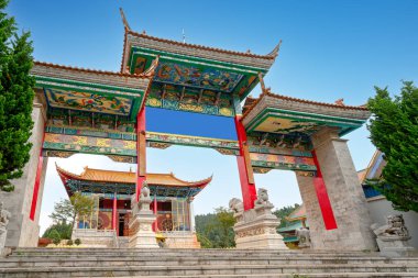 Baohua Budist Tapınağı Gejiu, Yunnan, Çin 'deki Laoyin Dağı' nda bulunmaktadır..