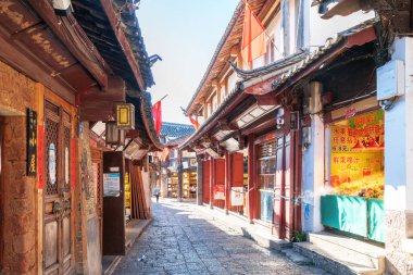 Lijiang, Çin - 23 Ekim 2023: Yunnan, Çin 'deki Lijiang Eski Kasabası' nın manzarası. Eski Lijiang kasabası UNESCO 'nun Dünya Mirası ve Asya' nın ünlü bir turizm merkezidir..