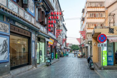 JIANSHUI, ÇİN, ECTOBER 29, 2024: Çin 'in Jianshui kentindeki ana alışveriş caddesinin ayrıntılı görünümü.