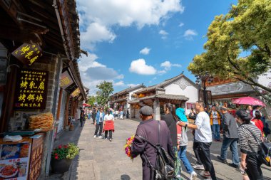 Lijiang, Çin - 23 Ekim 2023: Yunnan, Çin 'deki Lijiang Eski Kasabası' nın manzarası. Eski Lijiang kasabası UNESCO 'nun Dünya Mirası ve Asya' nın ünlü bir turizm merkezidir..