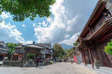 Lijiang, Çin - 23 Ekim 2023: Yunnan, Çin 'deki Lijiang Eski Kasabası' nın manzarası. Eski Lijiang kasabası UNESCO 'nun Dünya Mirası ve Asya' nın ünlü bir turizm merkezidir..