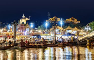 Xishuangbanna, ÇİN-EKİM 25. 2023: Lancang Nehri kıyısındaki Starlight Market.