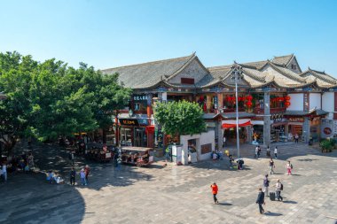 JIANSHUI, ÇİN, ECTOBER 29, 2024: Çin 'in Jianshui kentindeki ana alışveriş caddesinin ayrıntılı görünümü.