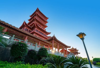 Xianren Pavyonu, Çin 'in Guangxi şehrindeki Xianren Dağ Parkı' nın tepesinde yer almaktadır..