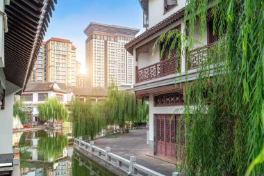 Çin 'in Yunnan kentindeki Kızıl Nehir su köyünde Jiangnan tarzı tarihi binalar..