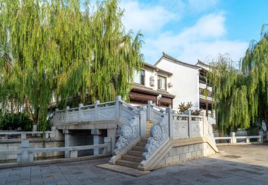 Çin 'in Yunnan kentindeki Kızıl Nehir su köyünde Jiangnan tarzı tarihi binalar..
