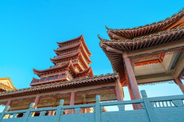 Xianren Pavyonu, Çin 'in Guangxi şehrindeki Xianren Dağ Parkı' nın tepesinde yer almaktadır..