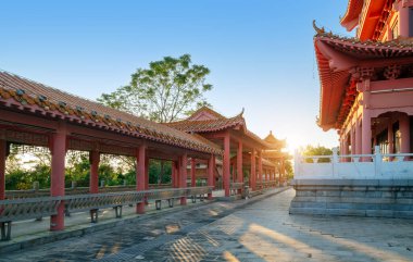 Xianren Pavyonu, Çin 'in Guangxi şehrindeki Xianren Dağ Parkı' nın tepesinde yer almaktadır..