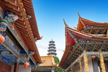 Baohua Budist Tapınağı Gejiu, Yunnan, Çin 'deki Laoyin Dağı' nda bulunmaktadır..