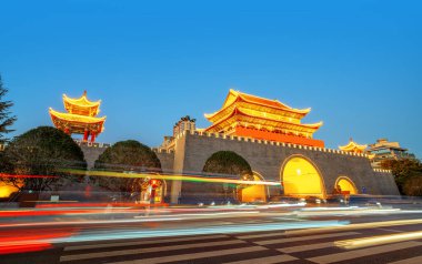 Qujing, Yunnan, Çin 'deki antik şehir kapısının gece manzarası
