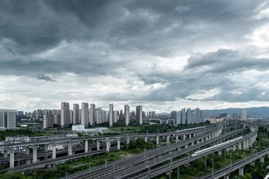 Yüksek hızlı tren demiryolu ulaşım merkezinden geçiyor.