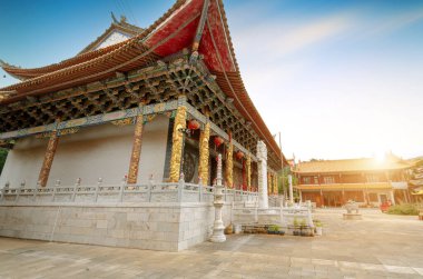 Baohua Budist Tapınağı Gejiu, Yunnan, Çin 'deki Laoyin Dağı' nda bulunmaktadır..