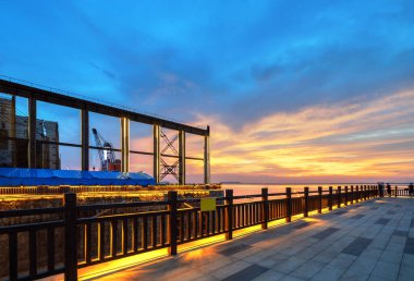 Rıhtımın çelik yapısı ve köprü vinci Çin 'in Yueyang kentindeki Dongting Gölü yakınlarında yer almaktadır..