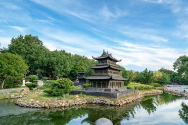 Yilng Gölü kıyısında Yunnan, Çin 'de bulunan antik binalar..
