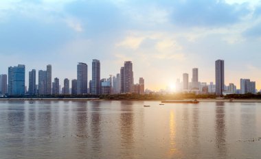 Yangtze Nehri ve gökdelenler, Wuhan, Çin.