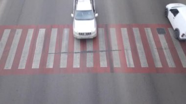 Tiflis, Gürcistan, 25 Ekim 2022. Bir yaya köprüsünün yoğun trafiğine sahip geniş bir cadde manzarası