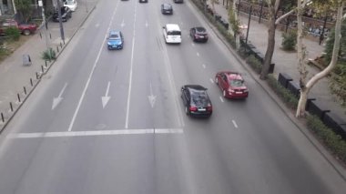 Tiflis, Gürcistan, 25 Ekim 2022. Bir yaya köprüsünün yoğun trafiğine sahip geniş bir cadde manzarası