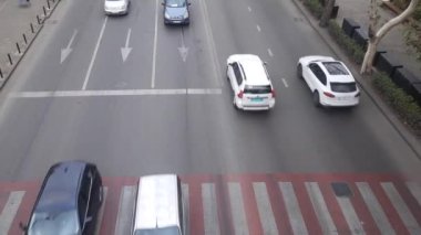Tiflis, Gürcistan, 25 Ekim 2022. Bir yaya köprüsünün yoğun trafiğine sahip geniş bir cadde manzarası