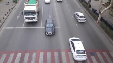 Tiflis, Gürcistan, 25 Ekim 2022. Bir yaya köprüsünün yoğun trafiğine sahip geniş bir cadde manzarası