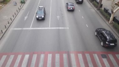 Tiflis, Gürcistan, 25 Ekim 2022. Bir yaya köprüsünün yoğun trafiğine sahip geniş bir cadde manzarası