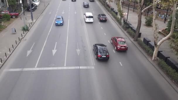 2022年10月25日 格鲁吉亚第比利斯 从人行天桥上可以看到交通繁忙的宽阔街道 — 图库视频影像