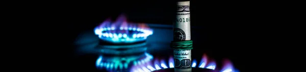 Een Honderd Dollar Biljet Een Gasbrander Met Een Brandend Vuur — Stockfoto