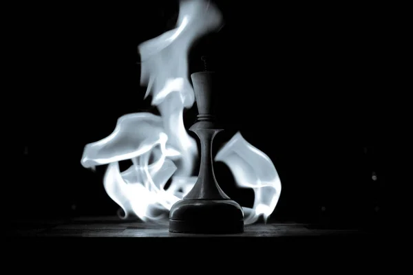 チェス盤は暗闇の中表と裏の数字でボケの効果でぼやけている — ストック写真