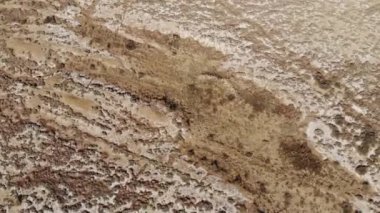 Düşük irtifada, bir dron ile çölün üzerinde uçuyor.