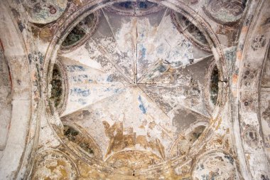 Kilisenin mahzenini ve eski kilisenin penceresini doğal ışık altında karanlık bir çevrede görmek.