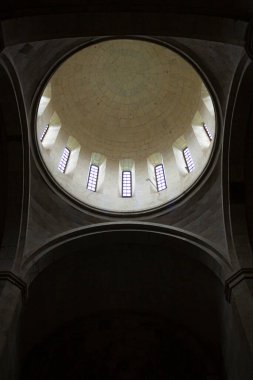 Kilisenin mahzenini ve eski kilisenin penceresini doğal ışık altında karanlık bir çevrede görmek.