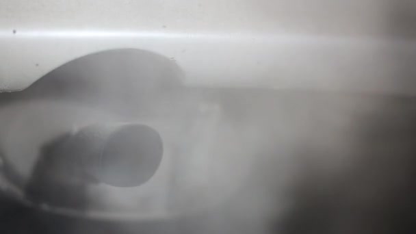 Pohled Výfukovou Trubku Automobilu Běžícím Motorem Vypouštějícím Kouř Plyny Noci — Stock video
