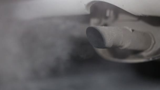 Widok Rury Wydechowej Samochodu Uruchomionym Silnikiem Emitującym Dym Gazy Nocy — Wideo stockowe
