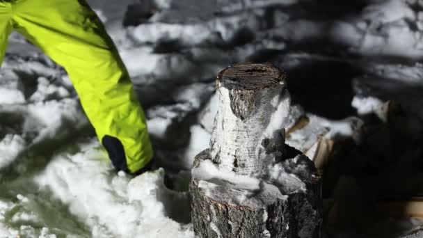 Man Chopping Wood Snow Night Heat House — Stok video