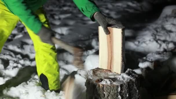 Man Chopping Wood Snow Night Heat House — Stock video