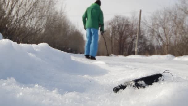 Kincsvadászt Hívok Hogy Keresse Meg Elveszett Kocsikulcsokat Télen Szélén Váratlan — Stock videók