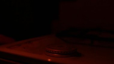 Gece karanlığında bir kibritin gaz ocağını ateşlemesi.