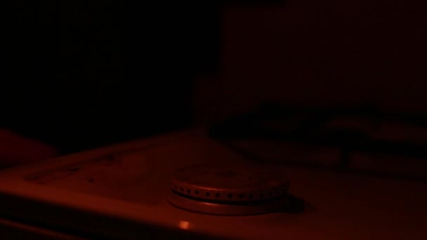 在夜色完全暗的情况下从火柴上点燃气体燃烧器 — 图库视频影像