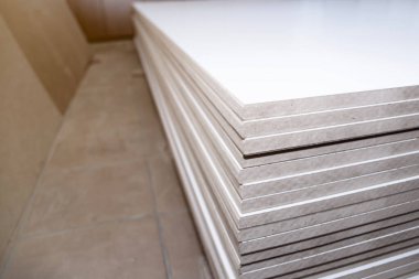 OSB kağıtları bir nalbura istiflenmiş. İnşaat malzemesi ahşaptan..