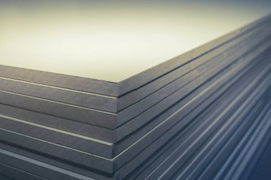 OSB kağıtları bir nalbura istiflenmiş. İnşaat malzemesi ahşaptan..