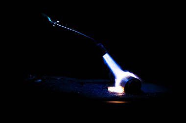 Gece gaz ocağı kullanılarak yumuşak bir çatının acil onarımı