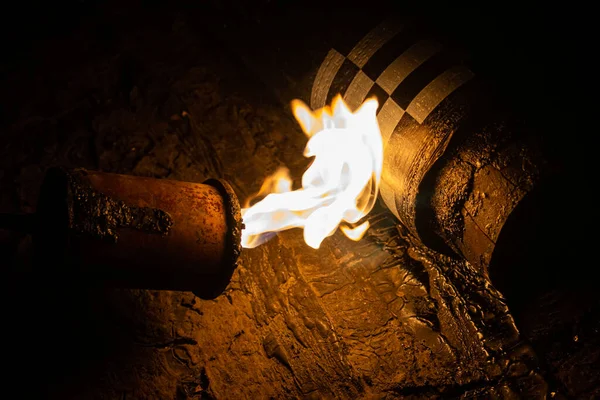 紧急修理夜间使用煤气炉的软顶 — 图库照片