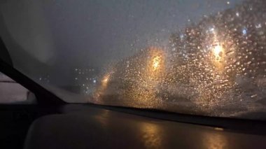 Gece park ettikten sonra karla kaplı arabalar, içeriden hızlandırılmış görüntü