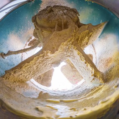 Bir araba boyacısının sprey odasında dönen pervane iticisi.