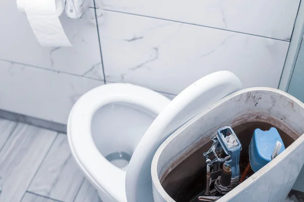 Open Toilet Cistern Flush System Breaks Dirty Poorly Paid Plumbing — Stock Photo, Image